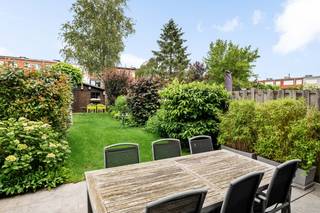 Zeer gunstig en rustig gelegen woning in de residentiële woonwijk 'Kleine Paepedalen'.  Er is geen doorgaand verkeer.  De woning bevindt zich op wandelafstand van een speeltuin, het is een zeer kindvriendelijke woonomgeving!   Verder ligt dit huis ook op wandelafstand van enkele winkels, scholen en het openbaar vervoer.  De oprit van de A12 ligt op slechts enkele minuten rijden, ideaal voor woon-werkverkeer.  Er is voldoende parkeergelegenheid in de straat en tevens in de <strong><em>eigen garage met oprit.</em></strong><br /><br />Op het <em><strong>GLVL </strong></em>bevinden zich de inkomhal, een berging, de garage met aansluiting wasmachine en een veranda.  Op het <strong><em>1e verdiep</em></strong> zijn een hal, een apart toilet, een woonkamer met lichtstraat in uitbouw en een keuken aanwezig.  Op het <strong><em>2e verdiep </em></strong>zijn een hal, een badkamer met toilet en 3 slaapkamers.  De <strong><em>tuin </em></strong>is noord-gericht en aangelegd met gras, beplantingen, een ruim terras en een tuinhuis.  <br /><br />Deze woning werd gebouwd in 1973.  Volgende renovatiewerken werden uitgevoerd:<br />2012: uitbouw GLVL + 1eV<br />2014: keuken en de vloeren van 1eV en terras<br />2016: dakisolatie -> 10cm PUR geïsoleerd plat dak<br />2021: HR CV-brander<br /><br />Deze woning heeft een goede EPC score (<em><strong>Label B</strong></em>) &amp; is energiezuinig.  Bent u op zoek naar een <strong><em>instapklare </em></strong>en zeer goed onderhouden woning in een <em><strong>rustige woonwijk</strong></em>?  Contacteer ons voor een bezichtiging ter plaatse via 03 459 99 99 of info@leximmo.be, tot dan! 