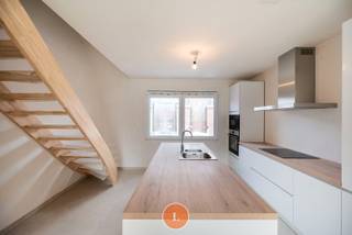 Dit duplex nieuwbouwappartement vlakbij het centrum van Geluwe is op zoek naar zijn nieuwe eigenaars!Dit instapklaar duplex nieuwbouwappartement in...