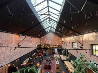 Het pand ligt in een levendige en recentelijk herontwikkelde buurt, waar tal van nieuwbouwappartementen zijn gerealiseerd. Deze combinatie van historische charme en moderne woonomgeving zorgt voor een dynamische en aantrekkelijke locatie, ideaal voor horecazaken, evenementen of andere publiek toegankelijke activiteiten, met uitsluiting van groothandel en grootschalige kleinhandel.Dit beschermde eigendom combineert authentieke charme met hedendaags comfort en is momenteel ingericht voor horeca- en evenementenactiviteiten. Dankzij de gunstige ligging en de toelating van de gemeente voor elke publiek toegankelijke activiteit, biedt dit pand een brede waaier aan exploitatiemogelijkheden.Met een bruikbare oppervlakte van ca. 650 m² beschikt het pand over:- Een volledig uitgeruste horecakeuken- Een ruime en sfeervolle bar- Meerdere polyvalente ruimtes, ideaal voor evenementen of bijeenkomsten- Een verdieping die perfect kan dienen voor privé-events, vergaderingen of andere activiteiten- Comfortabele privéruimte met eigen sanitair en ingerichte badkamerBij het betreden van het pand komt u in een verzorgde inkomhal met sanitaire voorzieningen, waaronder vier toiletten, een aangepast toilet voor personen met een beperking en meerdere lavabo’s.Voor kandidaten die de zaak onmiddellijk wensen verder te exploiteren, kan ook het handelsfonds worden overgenomen. Dit omvat onder meer de keukenuitrusting, de handelsnaam, het klantenbestand en het volledige interieur. De hiervoor geldende overnameprijs is niet inbegrepen in de publieke vraagprijs.Interesse in dit unieke eigendom? Neem gerust contact op voor meer informatie of een bezichtiging.Bestuursmaatregelen in het maatregelenregister: nee