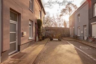 <p>Bent u op zoek naar de perfecte starterswoning of een slimme investering voor studerende kinderen? Dit karaktervolle pand met hoge afwerkingsgraad is de afgelopen jaren met veel zorg naar de modernste normen gebracht. Na een grondige totaalrenovatie in 2022 volgde in 2025 nog een extra opfrisbeurt, waardoor de woning vandaag in absolute topconditie verkeert.</p>
<p>Bij binnenkomst wordt u direct verwelkomd in de lichtrijke leefruimte met een gezellige zithoek. Deze loopt naadloos over in de modern ingerichte open keuken, die het hart van de woning vormt. Ook de stijlvolle badkamer bevindt zich op het gelijkvloers en is volledig instapklaar. De volledige binnenzijde straalt rust en vernieuwing uit.</p>
<p>De eerste verdieping biedt plaats aan twee volwaardige slaapkamers, waarvan één is uitgerust met een praktische dressing. Op de tweede verdieping vindt u een ruime derde slaapkamer onder het dak, ideaal als master bedroom, rustig bureau of hobbyruimte.</p>
<p>De locatie is een absolute troef voor wie houdt van een dynamische maar groene omgeving. Gelegen vlakbij de technologiecampussen en het prachtige natuurgebied De Bourgoyen, combineert u hier ontspanning met een strategische ligging. Op slechts 10 minuten fietsen staat u in het bruisende hart van Gent. Bovendien is de bereikbaarheid met het openbaar vervoer, de fiets en de wagen optimaal.</p>
<p></p>