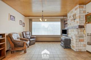 <p>Ben je op zoek naar een eigendom met veel ruimte en tal van mogelijkheden? Dan is deze degelijk gebouwde open bebouwing in een rustige, groene omgeving zeker een bezoek waard.</p>
<p>De woning werd gebouwd in 1963 en beschikt volledig op het gelijkvloers over een praktische indeling met 3 slaapkamers, een badkamer, aangename leefruimtes en een functionele keuken. Daarnaast is de woning volledig onderkelderd, wat zorgt voor heel wat extra opslagruimte. Ook de zolder biedt bijkomende bergruimte.</p>
<p>Een absolute troef van deze eigendom is de vergunde vrijstaande varkensstal van meer dan 200 m². Ideaal voor een extra opslagplaats!</p>
<p>Ook technisch werden reeds enkele belangrijke investeringen uitgevoerd. Zo werd het dak reeds vernieuwd (jaren '90), is er spouwisolatie en zoldervloerisolatie aanwezig en wordt de woning verwarmd via een gascondensatieketel. Dankzij deze ingrepen beschikt de woning over een gunstig EPC-label C.</p>
<p>Achteraan geniet je van een diepe tuin met vrij uitzicht, terwijl de ligging garant staat voor rust, privacy en een vlotte verbinding naar het centrum en belangrijke invalswegen.</p>
<p>Troeven:</p>
<ul><li>perceel van 1.938 m²</li><li>vergunde varkensstal van +200 m²</li><li>3 slaapkamers op het gelijkvloers</li><li>volledig onderkelderd</li><li>EPC-label C, geen renovatieplicht</li><li>rustige ligging met vrij zicht achteraan</li></ul>
<p>Interesse? Contacteer Max voor een bezoek en ontdek zelf de mogelijkheden van deze unieke eigendom in Meeuwen!</p>