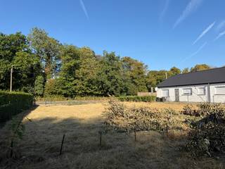 Droom je ervan om je eigen woning te bouwen op een mooie en goed gelegen locatie? Dan is deze bouwgrond aan de overkant van het Esenkasteel van maar liefst 730 m² in de Woumenweg 87 zeker het ontdekken waard!<br /><br />✨ Perceel van 730 m²<br />📍 Goed gelegen bij winkels en alle nodige voorzieningen <br />🚗 Gelegen in een zone waar je 50 km/u mag rijden<br />🏠 Voorontwerp/ plan van een mogelijke woning reeds beschikbaar<br />🌱 Ideaal voor wie zijn droomwoning volledig naar eigen wensen wil realiseren<br /><br />Een mooie kans voor wie op zoek is naar ruimte bouwperceel op een vlot bereikbare locatie, met winkels en voorzieningen in de nabije omgeving. <br /><br />📍 Woumenweg 87, Diksmuide<br /><br />📞 Interesse? Contacteer Thijs, Friedel of Nina:<br />📲 051 57 54 61<br />📧 thijs@grouptrybou.be | friedel@grouptrybou.be | nina@grouptrybou.be