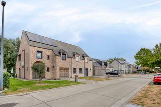 Op zoek naar een recente, energiezuinige en instapklare gezinswoning? Dan zal deze stijlvolle halfopen bebouwing uit 2017 u zeker bekoren.<br /><br />Gelegen in een doodlopende straat in Oostakker, met een park op het einde van de straat en zonder achterburen. Scholen, winkels, openbaar vervoer en belangrijke invalswegen bevinden zich vlakbij.<br /><br />Via de inkomhal met vestiaire op maat en gastentoilet bereikt u de lichtrijke leefruimte. Het open vloerplan verbindt woonkamer, eetplaats en moderne keuken tot een aangenaam geheel. Aansluitend vindt u een praktische berging en toegang tot de inpandige garage.<br /><br />Op de verdieping bevinden zich drie ruime slaapkamers, een moderne badkamer en een extra berging. De ruime zolderverdieping biedt bovendien tal van mogelijkheden voor extra slaapkamers, een bureau of hobbyruimte.<br /><br />Ook op energetisch vlak scoort deze woning uitstekend met EPC-label A, 10 zonnepanelen, airconditioning en driedubbele beglazing.<br /><br />Buiten geniet u van een ruim terras en een perceel van 412 m² met voldoende ruimte om te ontspannen, spelen of gezellig samen te zijn.<br /><br />Een ideale gezinswoning die comfort, ruimte, energiezuinigheid en een uitstekende ligging perfect combineert.<br /><br />De algemene voorwaarden van Dewaele DIY kunt u steeds raadplegen via dewaele.com.<br /><br />Bestuursmaatregelen in het maatregelenregister: in aanvraag