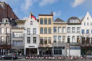<span>Tussen het Eilandje en het Historisch Stadscentrum bevindt zich dit recent gerenoveerd appartement op de 1ste verdieping van een karakteristiek gebouw op de heraangelegde Paardenmarkt. Op wandelafstand vindt u een grote supermarkt en diverse leuke restaurants en gezellige koffiebars op het Eilandje.<br /><br /><strong>Indeling:</strong> Via de inkom betreedt u de leefruimte op laminaat parket. Tevens vindt u hier een gastentoilet. De open keuken is volledig uitgerust met o.a. inductievuur, vaatwasser, koelkast met vriesvak en combi-oven. Via de stalen deuren kom je bij de 1ste slaapkamer met terras. Vervolgens is er een 2de slaapkamer en badkamer met toilet, regendouche, lavabo en aansluiting voor wasmachine. <br /><br /><strong>B</strong></span><strong>ijzonderheden:</strong>
<ul>
<li>Volledige voorzien van sfeervolle verlichting.</li>
<li>Velo standplaats voor de deur. </li>
<li><span>Algemene kosten: </span>€35,-/maand.</li>
</ul>