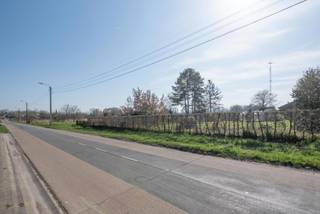 Bijzonder mooi gelegen bouwperceel van 9a00ca, geschikt voor open bebouwing te Mal. Deze rustige en groene deelgemeente van Tongeren geniet van een vlotte bereikbaarheid richting het centrum van de stad en de autostrade E313. Aan de linker- en achterzijde grenst het perceel aan agrarisch gebied waardoor het open karakter gevrijwaard blijft. Extra troef is de zuid-westelijke oriëntatie.<br /><br />Kenmerken van het perceel:<br /><br />- Oppervlakte: bouwperceel 9a00ca.<br />- Breedte: bouwperceel 20m + 10m perceel agrarisch gebied. <br />- Bouwbreedte 12m. <br />- Diepte: 30m. <br />- Bouwdiepte gelijkvloers 14m. <br />- Bouwdiepte verdieping 10m.