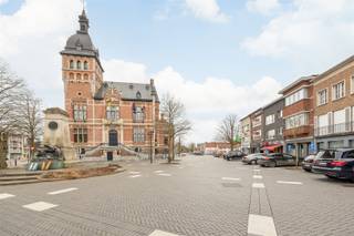 Ruim appartement (88m²+20m²) op eerste verdieping met ruime veranda en veel lichtinval, gelegen in het centrum van Brasschaat. AAA-locatie met...