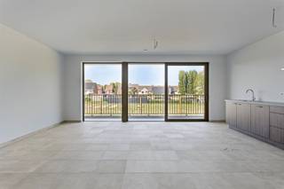 <p><span>APPARTEMENT MET 2 SLKS, TERRAS & PARKING</span></p><p><span> </span></p><p><span>In Beveren-Waas treffen wij residentie Oscar aan gelegen te Walhof. Wij bevinden ons nabij het centrum, het station, de fietssnelweg, verschillende supermarkten, verscheidene scholen, sportaccommodaties, lokale handelaars en diverse horeca gelegenheden. Kortom alles om een dynamisch & comfortabel leven voor jong & oud te garanderen. </span></p><p><span> </span></p><p><span>Dit appartement is gelegen op de eerste verdieping. Het appartement beschikt over een inkomhal, een leefruimte met volledig uitgeruste keuken en de nodige ruimte voor een zit- en eethoek. Verder zijn er twee slaapkamers, een badkamer, een afzonderlijk toilet en een berging/wasplaats. Nadat wij het appartement hebben ontdekt begeven wij ons naar de kelderverdieping waar wij een privatieve autostaanplaats en een privatieve kelderberging aantreffen. </span></p><p><span> </span></p><p><span>Troeven: </span></p><p><span>- Nieuwbouwappartement</span></p><p><span>- Aangenaam terras </span></p><p><span>- E-peil </span><span>≤ </span><span>30 (BEN-woningen)</span></p><p><span>- Vloerverwarming </span></p><p><span>- Energiezuinig ventilatiesysteem D</span></p><p><span> </span></p><p><span>Net als ons overtuigd van de troeven van residentie Oscar? Vraag snel een bezoek aan via <span>info@pillar.estate</span></span><span> of 033 695 695. Wie weet wordt u de nieuwe bewoner van dit prachtig appartement!</span></p><p><span> </span></p><p><span>*Deze gegevens zijn louter ter informatieve titel. De vermelde oppervlaktes zijn slechts een indicatie. Pillar kan niet verantwoordelijk gesteld worden voor de juistheid van de aan haar verstrekte gegevens. </span></p><p><span> </span></p>