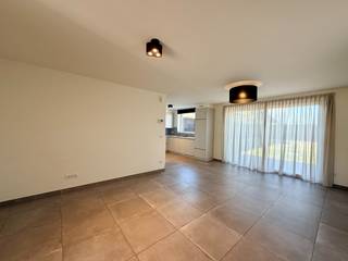 Deze recent gebouwde halfopen bebouwing met oprit, 3 slaapkamers en tuin is gelegen in een rustige woonwijk te Ledegem. Verder is de woning gelegen in een doodlopende straat,  vlot bereikbaar, met verschillende parkeermogelijkheden, winkels, horeca, openbaar vervoer, sportgelegenheden en scholen rondom. <br /><br />Bij het binnenkomen van de woning komt u terecht in de inkomhal met gastentoilet. <br />Daarna gaat u verder richting de lichtrijke woon- en eetkamer met open geïnstalleerde keuken. Naast de keuken is een gerieflijke garage met extra berging aanwezig. Daarnaast is hier ook een gootsteen aanwezig. <br /><br />Vanuit de leefruimte als keuken heeft u een direct zicht/toegang tot de omheinde en kindvriendelijke tuin met terras en tuinhuis.<br /><br />Via de trap, die terug te vinden is in de inkomhal bereikt u de eerste verdieping van dit eigendom. <br />Hier treft u de nachthal, 3 ruime en lichtrijke slaapkamers waarvan één voorzien van een dressing/bureauruimte, apart toilet, wasplaats/berging en een geïnstalleerde badkamer (dubbele wastafel, inloopdouche en ligbad). <br /><br />Op de tweede verdieping van deze instapklare woning kan u nog een gerieflijke en geïsoleerde zolder terugvinden. <br />Deze is te bereiken via een zoldertrap. <br /><br />Het eigendom is als volgt afgewerkt: kwalitatieve tegelvloeren, ingebouwde keukentoestellen, armaturen, regenwaterput (7500L), hoogrendementsbeglazing, centrale verwarming op aardgas, .. Kortom, een volledige afgewerkte en instapklare woning. <br /><br /><strong>Goed om weten: </strong><br />Basishuurprijs: €950,-/maand <br />Beschikbaar vanaf heden<br /><br /><strong>Is dit de instapklare woning waarvan u droomt? <br />Twijfel niet langer en leg vandaag uw bezoek vast! </strong>