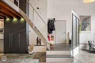 Exclusief wonen aan de rand van Mechelen. Deze recente loft geniet van een bijzonder gunstige ligging, waar de rust van een residentiële omgeving harmonieus samengaat met de nabijheid van het bruisende stadsleven. Mechelen, met zijn charmante historische centrum, gastronomie en uitgebreide voorzieningen, bevindt zich vlakbij. De residentie zelf biedt bovendien een privatief binnenplein, een oase van rust en privacy. <br /><br />Benieuwd? Bekijk alvast deze prachtige rondleiding!<br /><br />Deze stijlvolle loft overtuigt met een hoogwaardige uitstraling, een verzorgde afwerking en een doordachte indeling. De ruime woonkamer vormt samen met de elegant ingerichte keuken een sfeervol en lichtrijk geheel. Vanuit de leefruimte is er rechtstreeks toegang tot het private stadstuintje om in alle rust te genieten. De mezzanineverdieping herbergt een sfeervolle slaapkamer en een eigentijdse badkamer, wat zorgt voor een verrassend ruimtelijk karakter. Een privé fietsenberging, rechtstreeks aansluitend aan de loft, vervolledigt het comfort.<br /><br />Een aantrekkelijk totaalconcept voor wie verfijnd en zorgeloos wil wonen. Met een private autostaanplaats, eigen buitenruimte, inpandige fietsenberging en toegang tot het exclusieve binnenplein biedt deze loft een zeldzame combinatie van comfort, privacy en hedendaagse elegantie. Een unieke woonbeleving op een gegeerde locatie nabij Mechelen.<br /><br />Bijzonderheden:<br />- Industriële loft<br />- Uitstekende locatie<br />- Nabij stadscentrum Mechelen<br /><br />Wilt u meer weten over deze loft of wenst u een bezoek, contacteer Bob Quirynen 0476/09 84 85 of neem een kijkje op www.boonstravastgoed.be
