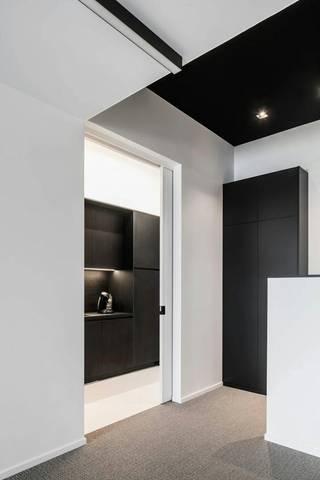 Instapklaar en bemeubeld kantoor te huur in het business center Aedimar in Waregem. Gelegen in de nabijheid van het centrum van Waregem,...