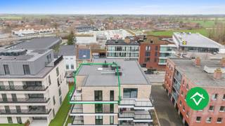 Ontdek dit instapklare en energiezuinige appartement gelegen te Diksmuide. Dit recent gebouwde appartement (2023) combineert hedendaags wooncomfort met een kwalitatieve afwerking en een gunstige ligging.<br /><br />Het appartement bevindt zich in een jonge residentie en geniet van een moderne indeling met veel natuurlijke lichtinval. U komt binnen via de inkomhal die toegang biedt tot de lichtrijke leefruimte met open, volledig ingerichte keuken. De leefruimte sluit mooi aan op het terras, waar het aangenaam vertoeven is.<br /><br />Verder beschikt het appartement over twee comfortabele slaapkamers, een hedendaagse badkamer en een praktische berging. Dankzij de recente bouw voldoet het pand aan de huidige energienormen, wat resulteert in een energiezuinig en toekomstgericht woonaanbod.<br /><br />Daarnaast hoort er een afgesloten garage bij het appartement (€25.000 – verplicht aan te kopen).<br /><br />De ligging langs de Esenweg vormt een extra troef: vlotte verbinding naar het centrum van Diksmuide, nabij winkels, scholen en belangrijke invalswegen.<br /><br />Troeven<br />✔ Bouwjaar 2023<br />✔ Energiezuinig appartement<br />✔ Moderne residentie<br />✔ Terras aanwezig<br />✔ Vlotte bereikbaarheid<br />✔ Garage <br />✔ Prachtig uitzicht uit de woonkamer op de ijzertoren.<br />✔ Verkoop onder registratierechten<br /><br />Ideaal als eigen woonst, tweede verblijf of investering.<br /><br />📩 Interesse? Contacteer ons voor meer informatie of een bezoek ter plaatse.