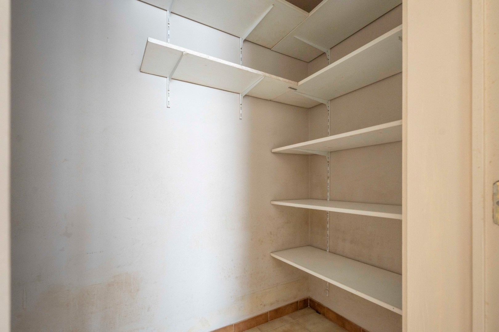 Gelijkvloers 2- slaapkamer appartement met garage - foto 4