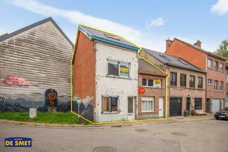 Twee woningen met potentieel, op één perceel<br /><br />Op zoek naar een eigendom met karakter en bent u niet bang om de handen uit de mouwen te steken? <br />Dan is deze eigendom zeker het ontdekken waard!<br /><br />Op een rustige, doodlopende locatie, op wandelafstand van de Rupeldijk en recreatiedomein De Schorre, bevinden zich deze twee woningen (huisnummers 44 en 45) op één perceel.<br /><br />Er werd reeds een ontwerp voor twee afzonderlijke woningen uitgewerkt en de splitsingsplannen werden door een architect opgemaakt, mits de nodige vergunningen.<br /><br />Woning nr. 44 is zo goed als casco afgewerkt. Het schrijnwerk werd vernieuwd, de verdiepingen gerenoveerd en er werd een nieuw geïsoleerd dak geplaatst.<br />Woning nr. 45 dient nog gerenoveerd te worden en biedt extra mogelijkheden. Zo kan de woning, mits vergunning, nog met een bijkomende verdieping worden uitgebreid.<br /><br />Inbegrepen in de vraagprijs zijn:<br /><br />Basiskeuken van ca. 4 m lang, exclusief toestellen<br />Ca. 45 m² meerlagenparket<br />Ca. 15 m² badkamertegels<br />Douchewand en douchebak<br />Vaillant CV-ketel 24 kW<br />2 binnendeuren<br />Gyproc<br /><br />De toegevoegde impressies zijn louter illustratief en tonen een mogelijke toekomstige invulling. Uitvoering, indeling en afwerking zijn indicatief en afhankelijk van de vereiste vergunningen.<br /><br />Kortom een veelzijdig renovatieproject met heel wat mogelijkheden, ideaal voor handige kopers die hun eigen woonproject willen realiseren.<br /><br />Dit pand is onderhevig aan de renovatieverplichting die door de Vlaamse overheid wordt opgelegd voor residentiële gebouwen.<br />Voor meer informatie hieromtrent: https://www.vlaanderen.be/een-woning-kopen/renovatieverplichting-voor-residentiele-gebouwen<br /><br />Neemt u gerust contact op met ons kantoor om een plaatsbezoek in te plannen!