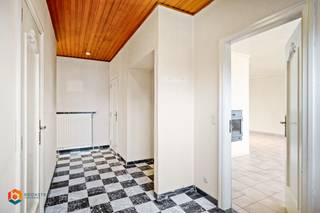 Op een goede locatie te Onze-Lieve-Vrouw-Waver bevindt zich deze ruime woning met 2 slaapkamers en ruime zolder op een mooi perceel van 1000 m². U geniet hier van een rustige ligging, toch in de nabijheid van winkels, scholen, openbaar vervoer en belangrijke invalswegen.<br /><br />We betreden de woning via de inkomhal met apart gastentoilet. De leefruimte geniet van veel lichtinval door de vele raampartijen en kunt u inrichten met een gezellige zithoek, voorzien van een gezellige houthaard en aparte eetplaats. Hierlangs bereiken we de lichtrijke veranda en de keuken dewelke is voorzien van de voornaamste toestellen. U beschikt verder op het gelijkvloers nog over een badkamer met douchebad en lavabo, 2 slaapkamers, een berging en een inpandige garage. De zolder biedt de mogelijkheid om extra kamers in te richten. De woning is volledig onderkelderd wat extra opslagruimte biedt en is tevens ook bereikbaar via de poort achteraan de woning.<br />In de ruime tuin kunt u steeds in alle rust en privacy genieten van het mooie weer.<br /><br />U bent verplicht om deze woning binnen de 6 jaar na aankoop grondig energetisch te renoveren tot minimum EPC-label D. <br /><br /><br />Dit is een uitstekende opportuniteit als u op zoek bent naar een ruime woning op een mooi perceel te Onze-Lieve-Vrouw-Waver. Contacteer ons voor meer informatie op 0479 13 63 69 of neem een kijkje op www.boonstravastgoed.be . <br /><br />Bijzonderheden : <br />- Lichtrijk<br />- Ruime kelder<br />- Perceel = 1000 m²