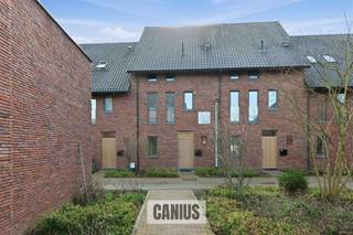 <p><span>WONING MET LIFT NABIJ HET CENTRUM</span></p><p><span> </span></p><p><span>Sint-Agneshof 6 te Sint-Truiden is de thuisbasis van deze hedendaagse woning. </span></p><p><span>We bevinden ons op wandelafstand van het bruisende centrum en vlakbij de ingang van natuurdomein Het Speelhof. </span></p><p><span>Eveneens het openbaar vervoer en de belangrijke invalswegen richting Hasselt, Tienen en Gingelom zijn vlakbij gelegen.</span></p><p><span> </span></p><p><span>Bij het betreden van de woning ontdekken we een inkomhal, een apart gastentoilet, een ruime leefruimte met open keuken en een berging.</span></p><p><span> </span></p><p><span>De eerste verdieping biedt een nachthal, een badkamer, twee slaapkamers en een berging.</span></p><p><span> </span></p><p><span>De zolderverdieping werd netjes afgewerkt, hier vinden we ook twee slaapkamers, een badkamer en de technische ruimte terug.</span></p><p><span> </span></p><p><span>Bijkomend beschikt deze woning over een aangenaam terras en voldoende parkeergelegenheid op de gratis parking van het Begijnhof.</span></p><p><span> </span></p><p><span>Als kers op de taart beschikt deze woning over een personenlift, dit maakt de woning geschikt voor jong en oud.</span></p><p><span>Momenteel is deze woning verhuurd, voor paramedische activiteiten, ideaal als investering of voor eigen bewoning.</span></p><p><span> </span></p><p><span>KORT SAMENGEVAT</span><span>:</span></p><p><span>Vraagprijs: € 445.000,00</span></p><p><span>Verkoop onder registratierechten (2% of 12%)</span></p><p><span> </span></p><p><span>Nieuwsgierig naar deze woning?</span></p><p><span>Maak snel een afspraak en kom ze ontdekken 078 78 30 39 <span>info@canius.be</span></span></p><p><span> </span></p><p><span>*Deze gegevens zijn louter ter informatieve titel. De vermelde oppervlaktes zijn slechts indicatie. Canius Real Estate kan niet verantwoordelijk gesteld worden voor de juistheid van de aan haar verstrekte gegevens. </span></p><p><span> </span></p>
