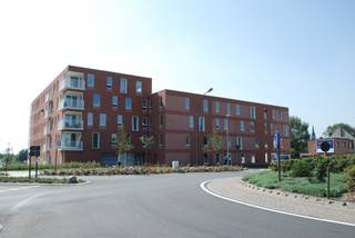 Instapklaar recent &amp; energiezuinig appartement op 3deV (mét lift) bestaande uit : Inkomhall met ingemaakte kast, apart hangtoilet met handenwasser, 2 slaapkamers, modern ingerichte badkamer, ruime lichte woonkamer, modern ingerichte open keuken, berging &amp; ruim W-gericht terras met rustgevend uitzicht. Op het gelijkvloers bevindt zich een ruime privatieve berging en een gemeenschappelijke fietsenstalling. Ondergronds : Privatieve autostaanplaats voor één wagen en een 2de gemeenschappelijke fietsenstalling. Gemeenschappelijke kosten : € 110,- per maand. Huurwaarborg 3 maanden. Géén huisdieren bij voorkeur. Roken binnen niet toegestaan. Het appartement is zéér centraal gelegen in de nieuwe residentie 'SCHORREZICHT', tussen recreatiedomein De Schorre, de Rupeldijk en het centrum van Boom. Alle winkels, scholen &amp; openbaar vervoer bevinden zich op wandelafstand. Beschikbaar vanaf 01-02-2026. 