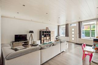 Op zoek naar een ruime gezinswoning met volop leefruimte? Deze charmante woning, gelegen in het hart van Weerde, biedt maar liefst vier<strong> </strong>slaapkamers, twee badkamers en een gezellige tuin met overdekt terras. Dankzij de praktische indeling en de gunstige ligging is dit een ideale thuis voor gezinnen.<br /><br />Op het gelijkvloers bevindt zich een aangename leefruimte met toegang tot een praktische bergruimte. Aansluitend vinden we de ruime keuken en eetplaats van maar liefst 35 m. Achteraan bevindt zich de wasplaats, met aansluitend een apart toilet.<br /><br />De eerste verdieping beschikt over drie ruime slaapkamers.<strong> </strong>Daarnaast is er een ruime badkamer , uitgerust met een dubbele douche, dubbele lavabo en toilet.<br /><br />Op de zolderverdieping bevindt zich een vierde, ruime slaapkamer en een tweede badkamer, voorzien van een ligbad, lavabo en toilet.<br /><br />Buiten geniet je van een gezellige tuin met overdekt terras, een fijne plek om te ontspannen of gezellig te tafelen met familie en vrienden.<br /><br />De woning is bovendien uitstekend gelegen. Openbaar vervoer, winkels, scholen en de E19 bevinden zich allemaal in de nabije omgeving. Hierdoor combineert deze woning rustig en comfortabel wonen met een vlotte bereikbaarheid.<br /><br /><strong>Ben je benieuwd en wens je deze woning te ontdekken? Contacteer ons via 015 68 26 08 of info@imperiavastgoed.be</strong>