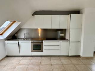 Ce penthouse avec beaucoup de lumière et terrasse est situé dans le centre de Ninove.Il est situé au 5ème étage et se compose d'un beau séjour avec...