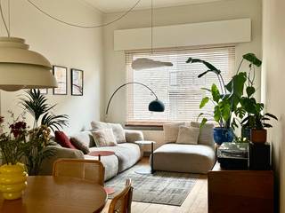 ** IN OPTIE **<br /><br />Dit instapklare herenhuis is gelegen in de bruisende wijk Borgerhout, vlak bij het Moorkensplein, Zurenborg en het Centraal Station.<br /><br />Bij binnenkomst kom je terecht in een lichte inkomhal met een mooie gietvloer die naadloos doorloopt naar de keuken. De recent vernieuwde keuken is volledig geïnstalleerd en biedt alle hedendaagse comfort. Achteraan bevinden zich nog een apart toilet en een praktische wasruimte.<br /><br />Verder vind je op het gelijkvloers een lichtrijke leefruimte met een warme houten vloer. Aansluitend geniet je van een aangename, zuidgericht buitenruimte (10 m²).<br /><br />Op de tussenverdieping bevindt zich een bijzonder ruime badkamer, uitgerust met een ligbad, inloopdouche, toilet en lavabomeubel.<br />De eerste verdieping telt twee volwaardige slaapkamers. Op de tweede verdieping bevindt zich een zeer ruime polyvalente ruimte, die perfect op te delen is in twee extra kamers indien gewenst. Deze verdieping is bovendien voorzien van airconditioning.<br /><br />Tot slot beschikt de woning over een grote, droge kelder die zich onder het volledige huis uitstrekt.<br /><br />Optioneel is er een autostaanplaats te huur voor €100/maand.
