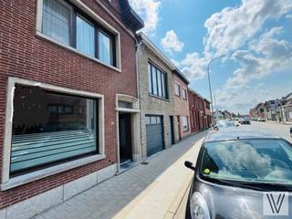 Deze charmante en goed onderhouden gezinswoning met tuin is ingedeeld als volgt: op het gelijkvloers is er de inkomhal met daarop volgend de gezellige woon/leefruimte , een aparte keuken, een badkamer en een kelder. Op het eerste verdiep is er de nachthal met aansluitend 2 slaapkamers. Volgend is er een zolderverdieping die ingericht is met 2 slaapkamers. Er is een ruime onderhoudsvriendelijke tuin achteraan de woning. Er is een vlotte verbinding met de autosnelweg richting Gent en Brugge. Winkels, scholen en andere voorzieningen bevinden zich op korte afstand.<br />Een ideale woning voor gezinnen die op zoek zijn naar ruimte en comfort in een gunstige ligging!<br />Zonnepanelen aanwezig!!!<br />