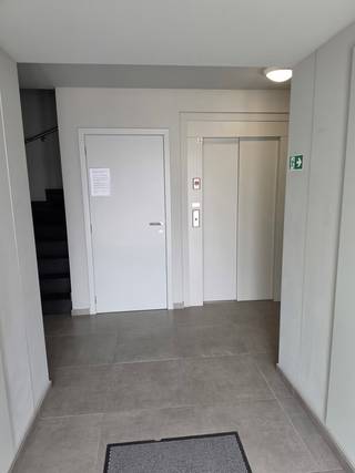 TE HUUR: mooi gelijkvloersappartement met 2 slaapkamers en terras. Indeling: inkomhal, grote living (51 m²) met volledig geïnstalleerde open keuken, overdekt terras (5 m²), ruime berging, 2 slaapkamers (12 en 8 m²), wc apart, badkamer met ligbad, inloopdouche, dubbel lavabomeubel en spiegelkast, privatieve garagebox achteraan de residentie. CV op aardgas, energiezuinig - EPC 113 kwh/m² jaar - label 'B'. <br />Dit mooie appartement is voorzien van gordijnen, overgordijnen en verlichting in alle ruimtes!, beschikbaar vanaf 01/09/2026. <br />Meer info en/of afspraak uitsluitend via email: info@denderimmo.be
