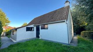 Groen gelegen, vrijstaand vakantiehuis in domein duinhoek in Adinkerke.<br />Inkom, open leefruimte, geïnstalleerde keuken, tuin rondom met tuinhuis, badkamer met toilet en douche en 3 slaapkamer. Inclusief parkeerplaats aan het huisje. Deze woning valt onder de renovatieverplichting voor residentiële woningen.<br /><br />EPC: 1064 kWh/(m² jaar) - Label F<br />Meer info, virtueel bezoek in documenten op www.immodepanne.be