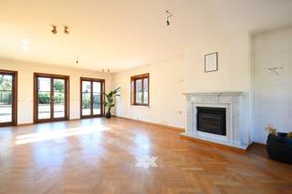 In het hart van Zwevezele, op een perceel van maar liefst 2.548 m², bevindt zich deze charmante villa met een bewoonbare oppervlakte van circa 250...