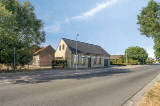 Alleenstaand huis te koop in Westvleteren met leuke weide en bijgebouw. Deze volledig vernieuwde woning is instapklaar en werd energiezuinig en kwalitatief vernieuwd. Deze woning te koop in de Westvleterenstraat 39 heeft 3 slaapkamers, doorrij garage, tuin met aansluitende weide en een bijgebouw. Centraal gelegen tussen Poperinge, Ieper en Veurne. Unieke kans voor wie op zoek is naar een woning met polyvalent bijgebouw en weide!<br /><br />INDELING<br />Gelijkvloers: Inkomhal met apart toilet - ruime lichtrijke woonkamer met zicht op de tuin en weide - aansluitende open keuken met kwalitatieve toestellen - ruime berging/wasplaats - doorrijgarage met twee sectionaalpoorten wat doorrijden naar de tuin mogelijk maakt.<br /><br />Eerste verdieping: Toilet - 3 slaapkamers - badkamer met inloopdouche en ligbad.<br /><br />Buiten: Tuin - ruim bijgebouw met berg-en stallingsruimte (of garage) - weide met toegangspoort naar de straat.<br /><br />TROEVEN<br />Woning volledig vernieuwd<br />Drie kamers<br />Weide en polyvalent bijgebouw<br />Kwalitatieve materialen <br />Vloerverwarming <br />Zonnepanelen <br />Regenput<br /><br /><br /><br /><br />De eigendom wordt aangeboden via de Pre-sale formule. Op 19/09/2026 tussen 10:00 en 12:00 kan u het huis met magazijn op afspraak komen bezichtigen en een bod uitbrengen. De vermelde prijs is een instelprijs. Voor meer info, gelieve contact op te nemen met de dossierverantwoordelijke.<br /><br />Bestuursmaatregelen in het maatregelenregister: nee<br /><br />Deze AI-visualisaties zijn bedoeld als inspiratie. Er werd geen rekening gehouden met technische specificaties, stedenbouwkundige voorschriften of de concrete mogelijkheden tot realisatie.