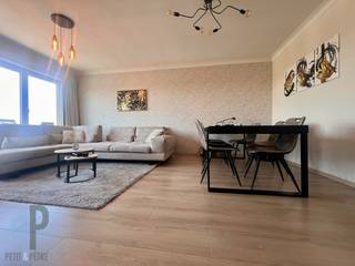 Te midden van het bruisende centrum van Zottegem vinden we dit totaal, hoogwaardig gerenoveerd 2-slaapkamerappartement. Het appartement omvat een inkomhall met gastentoilet, ruime leefruimte en een ingerichte keuken, met leuk balkon en een handige berging. Verder zijn er 2 slaapkamers, waarvan de grootste ook een balkon heeft. De badkamer omvat een douche, wasmeubel en aansluiting voor wasmachine en droogkast. Bij het appartement horen 2 private kelders en een handige private fietsenberging! GEEN asbest, EPC B en conforme elektriciteit ! Het dak werd vorig jaar compleet vernieuwd. Absolute topper als eigen bewoning of ideale opbrengsteigendom. Voor meer inlichtingen of een bezoek, contacteer Veronique 0483/676579