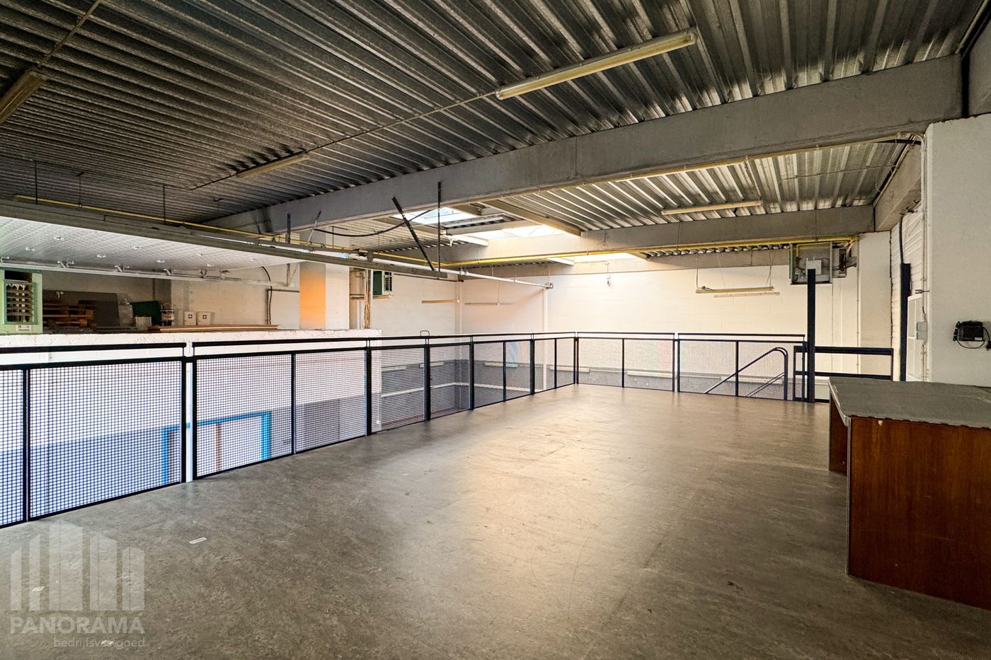529 m² of office space with 205 m² of warehouse space and 10 parking spaces, visible from Pontbeeklaan! - photo 5