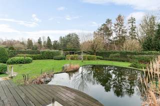 Deze ruime en stijlvolle vrijstaande villa biedt een unieke combinatie van comfort, ruimte en privacy op een toplocatie in Brasschaat. De...