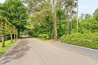Bent u op zoek naar rust, privacy en de unieke sfeer van wonen in het groen? <br />Dit uitzonderlijk grote, bosrijke perceel van 3.219 m² ligt op een residentiële toplocatie in een goedgekeurd woonpark in Retie. <br />Hier bouwt u uw droomwoning te midden van volwassen bomen en de natuur, met tal van wandel- en fietsroutes vlakbij.<br />Bouwmogelijkheden &amp; Kenmerken:<br />Bestemming: <br />Geschikt voor een royale open bebouwing.<br />Volume: <br />Maximaal twee bouwlagen plus een dakverdieping.<br />Afmetingen: <br />Een indrukwekkende straatbreedte van 36 meter en een diepte van ca. 90 meter.<br />Omgeving: <br />Een prachtig bosrijk perceel dat onmiddellijk een gevoel van rust en privacy biedt.<br />Oriëntatie: <br />Noordgericht. Dankzij de unieke diepte van ca. 90 meter geniet u achterin de tuin de hele dag van de zon, terwijl de bomen en de oriëntatie zorgen voor natuurlijke koelte rondom de woning.<br />Ligging: <br />Gelegen in een officieel goedgekeurde verkaveling.<br />De volledige verkavelingsvoorschriften zijn op eenvoudig verzoek verkrijgbaar via ons kantoor. <br />Neem vandaag nog contact op voor meer informatie of een bezoek ter plaatse!