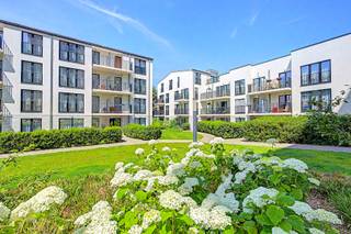 Op een rustige locatie, vlak bij de Avenue Paul Hymans, bevindt zich dit prachtige gelijkvloerse appartement in een recent gebouw. Met een bewoonbare oppervlakte van ongeveer 93 m², een zonnig terras en een privatieve tuin biedt deze woning een aangename woonomgeving waar comfort en kwaliteit centraal staan.<br /><br />Bij het binnenkomen komt u terecht in de inkomhal met gastentoilet en een praktische wasruimte. De volledig uitgeruste open keuken sluit naadloos aan op de ruime leefruimte, die dankzij de grote raampartijen geniet van een overvloed aan natuurlijk licht. Vanuit de woonkamer heeft u rechtstreeks toegang tot het terras van ongeveer 10 m² en de aangename tuin, een ideale plek om te ontspannen of gasten te ontvangen.<br /><br />Het appartement beschikt over twee slaapkamers. De hoofdslaapkamer heeft een eigen badkamer en privétoilet, terwijl de andere slaapkamer gebruik maakt van een stijlvolle douchekamer. Een private kelderberging vervolledigt het geheel. Daarnaast is er een gemeenschappelijke fietsenberging aanwezig en mogelijkheid tot het huren van een parkeerplaats.<br /><br />Deze woning onderscheidt zich door haar hoogwaardige afwerking en moderne uitrusting. Zo zijn onder meer dubbele beglazing, een versterkte veiligheidsdeur, een intercom, een ventilatiesysteem met dubbele luchtstroom, een waterontharder, ingebouwde kasten, gordijnen en verlichtingsarmaturen aanwezig.<br /><br />Dankzij de uitstekende ligging, de kwaliteitsvolle afwerking en de aantrekkelijke buitenruimte is dit een appartement dat onmiddellijk weet te bekoren.<br /><br />Gemeenschappelijke kosten: € 140/maand<br />Voorschot water en verwarming: € 150/maand