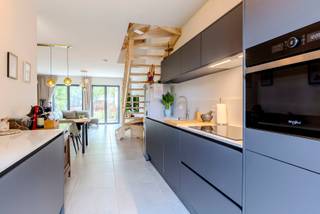 Recente woning op rustige, centrale ligging.<br /><br />Deze woning ligt op het achterste deel van een domein, weg van de straatkant, wat zorgt voor een unieke combinatie van rust en een centrale ligging. Je geniet bovendien van zicht op veel groen.<br /><br />De woning is instapklaar en kwalitatief afgewerkt. De drie ruime slaapkamers zijn allemaal even groot, wat een mooi pluspunt is. Doordat het om een recente woning gaat, is ze uitgerust met alle moderne technieken.<br />Bij de woning hoort een private tuin en een tuinberging. Op de tweede verdieping bevindt zich een dakterras. Daarnaast beschik je over maar liefst 3 autostaanplaatsen.<br /><br />De indeling is als volgt:<br />Gelijkvloers: Inkom met apart gastentoilet, berging, leefruimte, keuken voorzien van de nodige toestellen<br />Eerste verdieping: nachthal, 2 ruime slaapkamers, badkamer, toilet<br />Tweede verdieping: nachthal, slaapkamer met ensuite badkamer, berging/technische ruimte, dakterras<br />Privaat tuin met zuid georiënteerd terras<br /><br />Algemeen:<br />- zeer recente woning<br />- EPC label A<br />- unieke ligging<br />- 3 autostaanplaatsen inbegrepen<br /><br />Attesten beschikbaar onderaan op onze website.<br />Voor meer info of een bezoek: 0472 22 22 88 of danielle@solittvastgoed.be.