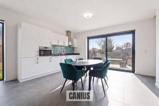 <p><span>LANDELIJKE WONING MET 3 SLKS & TUIN</span></p><p><span> </span></p><p><span>In het rustige & groene Munsterbilzen, deelgemeente van de stad Bilzen-Hoeselt treffen wij de verkaveling “Munstergaarde” aan. Wij bevinden ons op enkele minuten van het centrum van Bilzen waardoor lokale handelaars, supermarkten, scholen, … snel bereikbaar zijn. Leuk detail is de nabijheid van verschillende verbindingswegen waardoor deze woning ideaal is voor wie belang hecht aan vlotte verplaatsingen naar omliggende steden en gemeenten. </span></p><p><span> </span></p><p><span>Wij betreden de woning via de voordeur die ons toegang geeft tot de inkomhal. Hier treffen wij een gastentoilet met handspoelbakje aan. Via de inkomhal begeven wij ons naar de leefruimte met een volledig uitgeruste en open keuken die via het schuifraam toegang geeft tot het terras en de tuin. Ideaal is de berging gelegen naast de keuken. Deze doet enerzijds dienst als voorraadkamer en anderzijds als wasruimte. </span></p><p><span> </span></p><p><span>Nadat wij de benedenverdieping hebben ontdekt begeven wij ons via de trap in de leefruimte naar de eerste verdieping. Toegekomen op de nachthal krijgen wij toegang tot maar liefst drie slaapkamers waarvan één met toegang tot de bergzolder via het zolderluik en dressing. Als laatste ontdekken wij de volledig uitgeruste badkamer met een douche, een lavabomeubel en een tweede toilet. </span></p><p><span> </span></p><p><span>Troeven:<br />- Energiezuinige woning<br />- Onderhoudsvriendelijke tuin met terras<br />- Parkeergelegenheid aan de woning<br />- Aanwezigheid van nieuwste technieken zoals zonnepanelen, regenwaterrecuperatie, …</span></p><p><span> </span></p><p><span>KORT SAMENGEVAT</span><span>:</span></p><p><span>Vraagprijs: € 327.917,00</span></p><p><span>Verkoop onder btw (21%)</span></p><p><span> </span></p><p><span>Nieuwsgierig om deze knappe woning te ontdekken? Vraag dan snel een bezoek aan via info@canius.be of contacteer één van onze medewerkers op het nummer 078 78 30 39 om samen deze woning te ontdekken. </span></p><p><span> </span></p><p><span>De vermelde oppervlaktes zijn slechts een indicatie. Canius Real Estate kan niet verantwoordelijk gesteld worden voor de juistheid van de door zijn verstrekte gegevens.</span></p><p><span> </span></p>