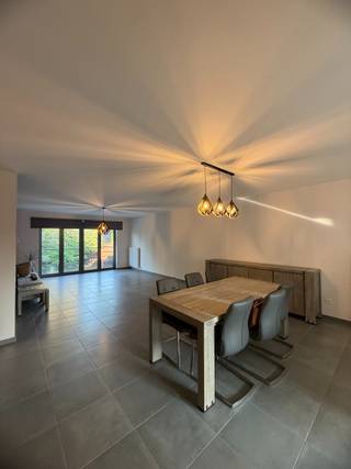 BEZOEKAANVRAGEN UITSLUITEND VIA MIJN HUURPROFIEL, KLIK OP DE CONTACTKNOP OM UW BEZOEK AAN TE VRAGEN.Ruim modern appartement met 2 slaapkamers, een...
