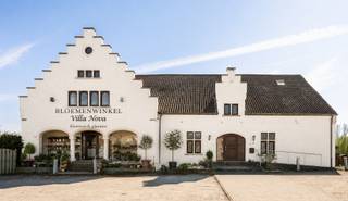<u><strong>PLUSPUNTEN:</strong></u><br />+ TOP-ligging<br />+ Asbestveilig<br />+ Volledig onderkelderd<br />+ Meerdere bestemmingen mogelijk<br /><br />Gelegen op een strategische locatie langs de Sint-Truidensesteenweg 222, één van de belangrijkste verbindingswegen tussen Sint-Truiden en Tienen richting E40, vind je dit uitzonderlijk ruime handelshuis met tal van mogelijkheden. De zichtbaarheid en bereikbaarheid zijn hier absolute troeven: dagelijks passeren honderden voertuigen voor de deur, wat zorgt voor maximale commerciële zichtbaarheid.<br /><br />De tuinzijde biedt een panoramisch uitzicht over de landbouwvelden, waardoor je iedere dag opnieuw kan genieten van de rustgevende schoonheid van de natuur. Het beste van twee werelden!<br /><br /><u><strong>HANDELSZAAK:</strong></u><br />De handelsruimte is goed zichtbaar vanaf de straatkant en makkelijk toegankelijk. Momenteel ingericht als restaurant met verbruikerszaal, speelhoek, koel- en vriescel, sanitaire voorzieningen en terras. Mits de juiste vergunningen laat de indeling zich echter makkelijk aanpassen aan verschillende commerciële invullingen: praktijk, kantoor, showroom, winkelruimte of dienstverlenend beroep. Voor niet-residentiële panden geldt een minimale renovatieplicht: https://www.vlaanderen.be/bouwen-wonen-en-energie/niet-residentiele-gebouwen/verplichtingen-voor-niet-residentiele-gebouwen/renovatieverplichting-voor-niet-residentiele-gebouwen<br /><br /><u><strong>WONING:</strong></u><br />Het praktische woonhuis werd door de jaren heen steeds onderhouden en is verdeeld over meerdere verdiepingen: gelijkvloers, eerste verdiep, zolder en kelder. Op het gelijkvloers vind je naast een riante living ook de keuken, badkamer, toilet en een eerste slaapkamer waardoor je hier volledig gelijkvloers kan wonen. Met nog eens 3 degelijke slaapkamers en een slaapkamer met <em>ensuite </em>badkamer (bad, lavabo, douche) op de verdiepingen biedt deze woning voldoende ruimte voor het hele gezin. Dit maakt het pand uitermate geschikt voor wie wonen en werken wil combineren. <br /><br />Man cave<br />Als extra troef is het volledige pand onderkelderd en dat met een opmerkelijke plafondhoogte. De kelder leent zich prima tot stockage, archiefruimte, autostalling, atelier, home gym of zelfs XL man cave. Ook de wasplaats vindt hier haar onderkomen.<br /><br /><u><strong>EXTRA TROEF:</strong></u><br />Het perceel is gelegen in landelijk woongebied. Binnen deze bestemming zijn in principe verschillende functies mogelijk, zoals:
<ul>
<li><span>residentieel gebruik (wonen),</span></li>
<li><span>een combinatie van wonen met handel of horeca,</span></li>
<li><span>in bepaalde gevallen ook zuiver professionele functies (zoals kantoor, winkel of horeca).</span></li>
</ul>
Naast de commerciële mogelijkheden biedt dit pand ook de kans om het volledig te transformeren tot een exclusieve villa op een royaal perceel. Dankzij de bestaande volumes en de ruime indeling kan hier een luxueuze gezinswoning ontstaan met meerdere slaapkamers, leefruimtes, wellness of thuiskantoor. De grote tuin en het ruime karakter van het perceel zorgen voor een uitzonderlijke woonervaring op een toplocatie, met alle comfort en privacy. Tussen de foto's vind je alvast enkele renders ter inspiratie.<br /><br /><u><strong>OMGEVING:</strong></u><br />De groene omgeving in combinatie met haar goede bereikbaarheid maken van dit bijzonder pand een uitstekende locatie om jouw toekomstdromen te realiseren.<br />Alle dagelijkse faciliteiten bevinden zich in een kleine straal. Je woont hier in het kloppend hart van één van de grootste fruitstreken in Europa met ontelbare prachtige wandel- en fietsroutes.<br /><br />Kortom, dit veelzijdige handelshuis is de perfecte uitvalsbasis voor ondernemers of gezinnen die ruimte, visibiliteit en bereikbaarheid hoog in het vaandel dragen, waardoor het de ideale plek is om wonen en werken te combineren en te genieten van alles wat het leven te bieden heeft. Tevens wordt de mogelijkheid geboden om het gebouw te huren. Overleg mogelijk.<br /><br />Voor meer specifieke informatie omtrent conformiteit vergunningsplichtige handelingen vind je een infobrochure in de bijlagen en kan rechtstreeks contact worden opgenomen met de Dienst Omgeving van de stad Linter.<br /><br /><u><strong>CONTACT:</strong></u><br />Zie jij eveneens al het potentieel van dit polyvalente handelshuis?<br />Contacteer mij voor meer info of een vrijblijvende bezichtiging via 0475/47.44.50.<br /><br /><em>De vermelde oppervlaktes zijn slechts indicatief. Katrien Wouters - creating IMMOtions kan niet verantwoordelijk gesteld worden voor de juistheid van de aan haar verstrekte gegevens. <br />Voor de meest specifieke informatie omtrent conformiteit van de gerealiseerde constructies met vergunningsplichtige handelingen kan rechtstreeks contact worden opgenomen met de Dienst Omgeving van de stad Linter.</em>