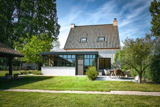Authentieke woning op 2.809 m² met :Gelijkvloers:- inkom- leefruimte met open keuken voorzien van composiet werkblad, inductie kookplaat, vaatwasser,...