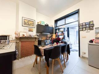 <p>Goedgelegen charmante herenwoning. De woning is opgedeeld in 4 appartementen, goed onderhouden, correcte huurders. Op het gelijkvloers vindt u 2 appartementen, één van 46m² en één van 76m². Op het eerste verdiep een appartement van 50m2 en op het tweede verdiep een duplex van 65m2. TROEVEN: goed onderhouden, DUBBELE beglazing, CV op gas, conforme elektriciteit. Maandelijkse huuropbrengst van €2.370. Bezoek na afspraak met Immo Beguin</p>