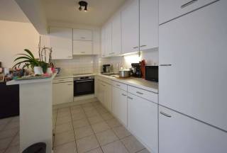 Dit appartement is gelegen op het 2e verdiep van de Res. Arcade in centrum Roeselare, langs de Brugsesteenweg 35.<br />Appartement is verhuurd wat een meerwaarde is naar beleggers toe, of kan aangekocht worden voor eigen bewoning. <br /><br />Bestaande uit inkom, woonplaats met open keuken voorzien van kookplaat met dampkap, oven en frigo.<br />Living is voorzien van een balkon uitgevend op de Brugsesteenweg.<br />Gastentoilet.<br />Badkamer is voorzien van een lavabomeubel met opbergkasten en ligbad.<br />Twee slaapkamers voorzien van rolluiken.<br />Berging.<br /><br />Terras achteraan lopend over beide slaapkamers waar het rustig toeven is.<br /><br />Verwarming elektrische accumulatie.<br />Overal dubbel glas.<br /><br />Kelderberging nr. 7 is inbegrepen en biedt extra bergruimte.