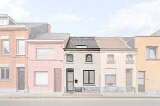 SCHRIJF JE IN VOOR DE BEZOEKDAG OP 23/08 VIA ONZE WEBSITE!<br /><br />Volledig afgewerkte gesloten bebouwing van 105 m² bewoonbare oppervlakte in het centrum van Lokeren, met twee slaapkamers, een omsloten terras en een tweede terras aan de masterbedroom. De woning is kwalitatief onderhouden en gerenoveerd: EPC-label B en een conforme elektrische keuring.<br /><br />Indeling<br />Gelijkvloers: inkomhal, doorlopende leef- en eetruimte met schuifraam naar het achterterras, aparte volledig uitgeruste keuken (oven, kookplaat, dampkap, koelkast), gastentoilet én berging.<br />Eerste verdieping: ruime hoofdslaapkamer met rechtstreekse toegang tot het tweede terras, tweede slaapkamer én badkamer met inloopdouche en wastafelmeubel.<br />Buiten: omsloten en aangelegd terras achteraan, plus privaat tweede terras op de eerste verdieping.<br /><br />Troeven<br />- 105 m² bewoonbare oppervlakte, kwalitatief afgewerkt<br />- EPC-label B — gunstig energieprestatiepeil, geen renovatieverplichting<br />- Elektriciteit conform<br />- Asbestveilig<br />- Twee volwaardige buitenruimtes<br />- Centrale ligging: op wandelafstand van winkels, scholen, openbaar vervoer en invalswegen<br /><br />Bezoekdag op zondag 23 augustus, uitsluitend op afspraak via inschrijving op de website van Woonvast. Meer info: 0475 22 23 22 of sam@woonvast.be.