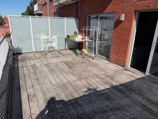 <p>Op zoek naar een fijn appartement op een vlot bereikbare locatie? Dit leuke appartement, gelegen op de eerste verdieping van een verzorgd gebouw in de Dr. Van de Perrestraat 156A te Geel, combineert comfortabel wonen met een uitstekende ligging.</p>
<p>Het appartement is vlot bereikbaar met de lift en beschikt over een aangename leefruimte, twee ruime slaapkamers en een badkamer met praktische bad-/douchecombinatie. Een absolute troef is het ruime, zonnige terras, waar je heerlijk kan genieten van de buitenlucht en een rustig moment in de zon.</p>
<p>Daarnaast beschikt het appartement over een kleine kelderberging voor extra stockageruimte.</p>
<p>Ook praktisch zit je hier helemaal goed: de ondergrondse parkeerplaats en bijhorende berging zijn verplicht aan te kopen voor een meerprijs van € 16.000.</p>
<p><strong>De ligging maakt het plaatje compleet!</strong> Op een steenworp van het centrum van Geel, met winkels, het station en de ring in de onmiddellijke omgeving, geniet je hier van een uitstekende bereikbaarheid en alle dagelijkse voorzieningen binnen handbereik.</p>
<p>Een ideaal appartement voor wie comfortabel en centraal wil wonen, met alle troeven van de stad vlakbij!</p>
<p><strong>Troeven op een rij:</strong></p>
<ul>
<li>
<p>Gelegen op de eerste verdieping, bereikbaar met de lift</p>
</li>
<li>
<p>Twee ruime slaapkamers</p>
</li>
<li>
<p>Badkamer met bad-/douchecombinatie</p>
</li>
<li>
<p>Ruim en zonnig terras</p>
</li>
<li>
<p>Kleine kelderberging</p>
</li>
<li>
<p>Ondergrondse parkeerplaats en berging verplicht bij aan te kopen voor € 16.000</p>
</li>
<li>
<p>Op korte afstand van het centrum, winkels, station en ring van Geel<br /><br />Voor meer info: info@denimmo.be of 0475/58.02.89</p>
</li>
</ul>