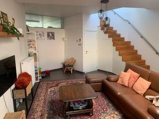 <h4><strong>Over de woning</strong></h4>

<p>Deze instapklare en energiezuinige woning met EPC-label B biedt een comfortabel wooncomfort in een praktische en onderhoudsvriendelijke setting. Achteraan geniet je van een zonnige tuin met terras — ideaal om te ontspannen of gezellig buiten te eten. Dankzij de achteruitweg bereik je met de wagen eenvoudig de ruime garage, wat zorgt voor extra gebruiksgemak.</p>

<h4><strong>Locatie en Omgeving</strong></h4>

<p>De woning is gunstig gelegen aan de Meensesteenweg in Beitem, op korte afstand van scholen, winkels en openbaar vervoer. Dankzij de vlotte aansluiting met de invalswegen woon je hier centraal én bereikbaar, met alle dagelijkse voorzieningen in de buurt.</p>

<h4><strong>Indeling van de Woning</strong></h4>

<p>Bij het binnenkomen tref je een inkomhal, lichtrijke leefruimte en ingerichte keuken. Verder zijn er twee slaapkamers (drie mogelijk), een badkamer, een bureauruimte, praktische berging en wasberging. Een apart toilet is aanwezig. Achteraan bevindt zich het zonnige terras met tuin en de ruime garage, die ook via de achterzijde toegankelijk is.<br /> </p>

<p><strong>Troeven van deze woning:</strong></p>

<ul><li>
	<p>Energiezuinig (EPC B) en instapklaar</p>
	</li><li>
	<p>Zonnige tuin met terras</p>
	</li><li>
	<p>Achteruitweg met toegang tot ruime garage</p>
	</li><li>
	<p>Centrale ligging nabij winkels, scholen en openbaar vervoer</p>
	</li></ul>
<strong>Beschikbaar vanaf 1 januari!<br /><br />Interesse?</strong><br />Graag uw kandidatuur registreren, daarna kan u uitgenodigd worden voor een bezoek:<br />https://mijnhuurprofiel.be/property/5ba90809-8967-4a1d-bfcb-e7147f487297