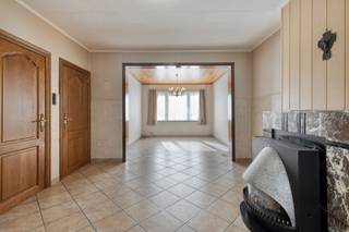 Op te frissen woning in de nabijheid van winkels, warenhuizen, scholen, openbaar vervoer en prachtige wandel- en fietsroutes. De woonst werd als volgt ingedeeld: op het gelijkvloers vinden we een inkomhal, een lichtrijke leefruimte met zicht op de tuin en de bomen achter de tuin en de perfect onderhouden keuken. Achter de keuken is er nog een wasplaats, buitentoilet en een bergruimte. De nachthal geeft toegang tot 2 zeer ruime slaapkamers en de badkamer met douche in bad. De zolder is toegankelijk met een vaste trap en hier kunnen makkelijk extra kamers gecreëerd worden. In de tuin en op het terras is het altijd heerlijk vertoeven. De ramen werden reeds vervangen 3-dubbel glas in aluminium. Het dak is ook reeds volledig vernieuwd en geïsoleerd. Tevens is er ook een handige zij-ingang die de straat verbindt met de tuin, ideaal voor vuilbakken of fietsen. Wenst u meer informatie of een bezoek? Stuur gerust een mail naar Louis@immoaccenta.be.