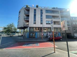 *** BOOK YOUR APPOINTMENT ONLINE AT www.immodeprins.be ***Centrally located apartment near the station with car parking. The apartment includes...