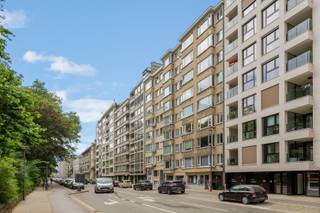 <p><span>ANTWERP - Stadspark: Tastefully furnished 2-bedroom flat with terrace </span></p><p><span> </span></p><p><span>DESCRIPTION:</span></p><p><span> </span></p><p><span>This flat is situated on the 5th floor of a stately building with sweeping views over the City Park.</span></p><p><span> </span></p><p><span>Upon entering the flat through a security door, you arrive in the spacious entrance hall, which offers ample cupboard space.</span></p><p><span>Guest toilet with washbasin.</span></p><p><span>Sunny and very pleasant living room spanning the full width of the flat, with panoramic views of the City Park.</span></p><p><span>Fully fitted kitchen, equipped with washing machine and tumble dryer. Cosy terrace at the rear.</span></p><p><span> </span></p><p><span>Bedroom 1 with built-in wardrobes.</span></p><p><span>Bathroom with bath (with shower option), double washbasin unit and toilet.</span></p><p><span>Bedroom 2 with fitted wardrobes and access to the rear terrace.</span></p><p><span> </span></p><p><span>SPECIAL FEATURES:</span></p><p><span> </span></p><p><span>- Fully renovated, beautiful apartment with parquet flooring</span></p><p><span>- Service charges: €300/month (water, heating, service charges, etc.)</span></p><p><span>- Housekeeper on site</span></p><p><span> </span></p>