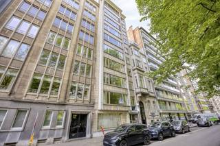 Gelegen op een uitstekende locatie aan het Albertpark en Harmoniepark bevindt zich dit charmante gelijkvloers appartement aan de Prins Albertlei 3 te Antwerpen. U woont hier op een bijzonder centrale ligging, met tram- en bushaltes op wandelafstand, en geniet tegelijk van de nabijheid van twee aangename parken.<br /><br />We betreden het appartement via de lichtrijke leefruimte, waar de grote raampartijen aan de straatzijde zorgen voor een aangename natuurlijke lichtinval en een open gevoel. Aansluitend bevindt zich de open keuken, die naadloos overgaat in de badkamer.<br /><br />De badkamer is ingericht met een inloopdouche, toilet en badkamermeubel. Via een vaste trap binnenin het appartement bereiken we de kelderverdieping, waar zich een zeer ruime slaapkamer bevindt.<br /><br />Achteraan het gebouw kunnen de mede-eigenaars gebruikmaken van een gemeenschappelijke tuin, wat een mooie extra troef vormt in deze stedelijke omgeving. Daarnaast is er ook een gemeenschappelijke fietsenstalling aanwezig.<br /><br />Een interessante opportuniteit voor wie op zoek is naar een praktisch ingedeeld appartement op een centrale ligging in Antwerpen, vlak bij groen, openbaar vervoer en alle dagdagelijkse voorzieningen.