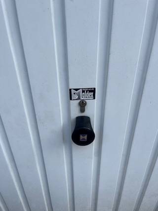 maandelijkse huurprijs 95€/maand +21%btwvrij onmiddellijkGelegen te Verdedigingstraat 11, afgesloten garagebox.inrit gelegen tussen Prudens van...