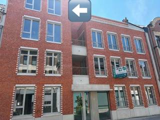 Dit appartement op de 3e verdieping in nieuwbouwproject Hof Berlamuze combineert eigentijds wooncomfort met een groene en rustige omgeving, op wandelafstand van de historische binnenstad van Lier. <br /><br />De indeling is doordacht en praktisch: 1 slaapkamer vooraan en een open keuken met leefruimte achteraan met aansluitend het terras.<br /><br />De badkamer is stijlvol ingericht en voorzien van een inloopdouche, modern lavabomeubel* en WC. Er is ook een berging.<br /><br />Het appartement is afgewerkt met kwalitatieve, onderhoudsvriendelijke materialen en uitgerust met energiezuinige vloerverwarming (verwarmen én koelen), wat garant staat voor een aangenaam comfort. <br /><br />Er is een breed Zuid-gericht terras en u hebt toegang tot een fietsenstalling.<br /><br />Huurvoorwaarden:<br />-Huurprijs : 1.050 Euro/maand<br />-Bijkomende provisie : 110 Euro/maand<br />-Aparte meterstanden ter eigen afrekening van privatief water en elektriciteitsverbruik.<br />-1-jarig huurcontract, stilzwijgend verlengbaar<br />-Maximaal 2 personen<br />-3 maanden huurwaarborg<br />-beschikbaar vanaf 1/9.<br /><br />* Momenteel zijn wij nog hard aan het verder werken aan de badkamer. Foto's volgen zsm. Bezichtigingen mogelijk vanaf 10/8. U kan zich alvast inschrijven !<br /><br />Info of afspraak: wonen@fidesinvest.be - 03 232 54 00