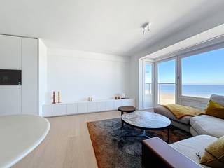 Dit appartement op de achtste verdieping (type doorloper) werd volledig gerenoveerd met hoogwaardige materialen en ingemaakte kasten. De indeling is als volgt: Inkomhal, woonkamer, volledig ingerichte keuken, toilet, twee slaapkamers, badkamer met dubbele lavabo, inloopdouche, WC, en ruimte voor wasmachine en droogkast. Er is een zonnig terras mét bergplaats en prachtig zicht aan de achterzijde van de slaapkamers. Gemeenschappelijke fietsenberging aanwezig. Meubels= 20.000 €. Ref. Rembrandt 0801